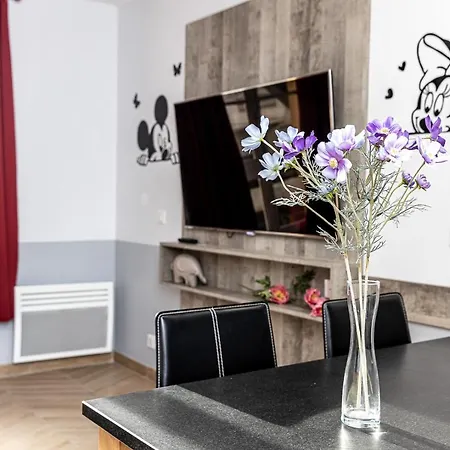 Disneyland Appartements familial avec piscine intérieur et navette gratuite Serris Esterno foto