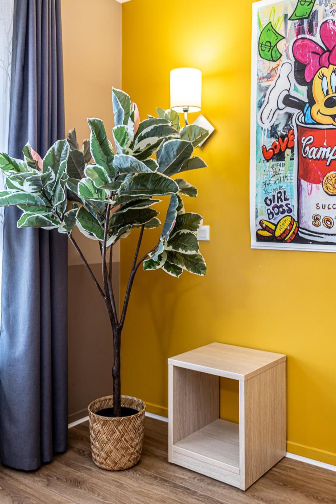 Disneyland Family Apartments: Heated Indoor Pool & Free Parking *