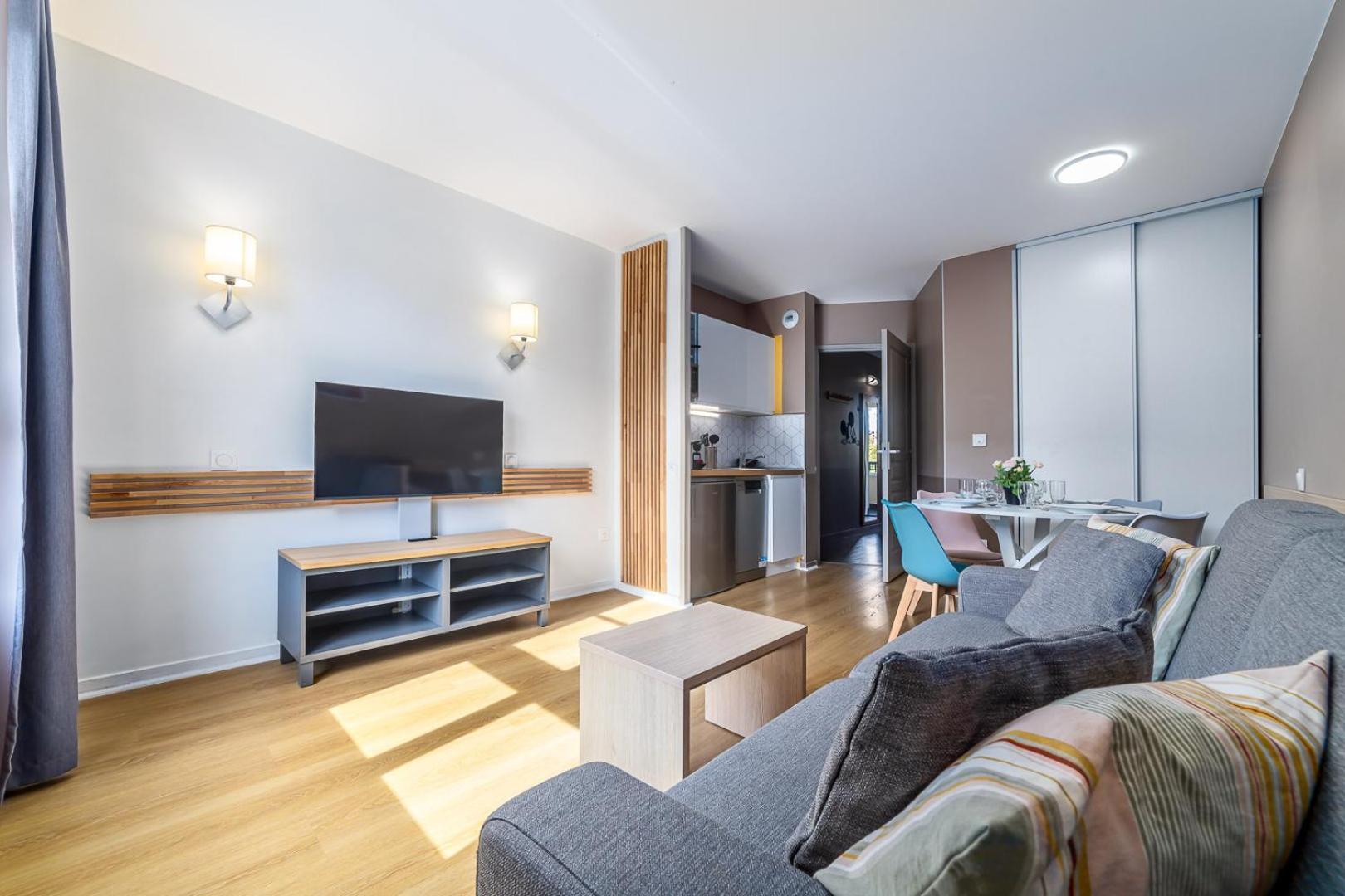 Disneyland Family Apartments: Heated Indoor Pool & Free Parking