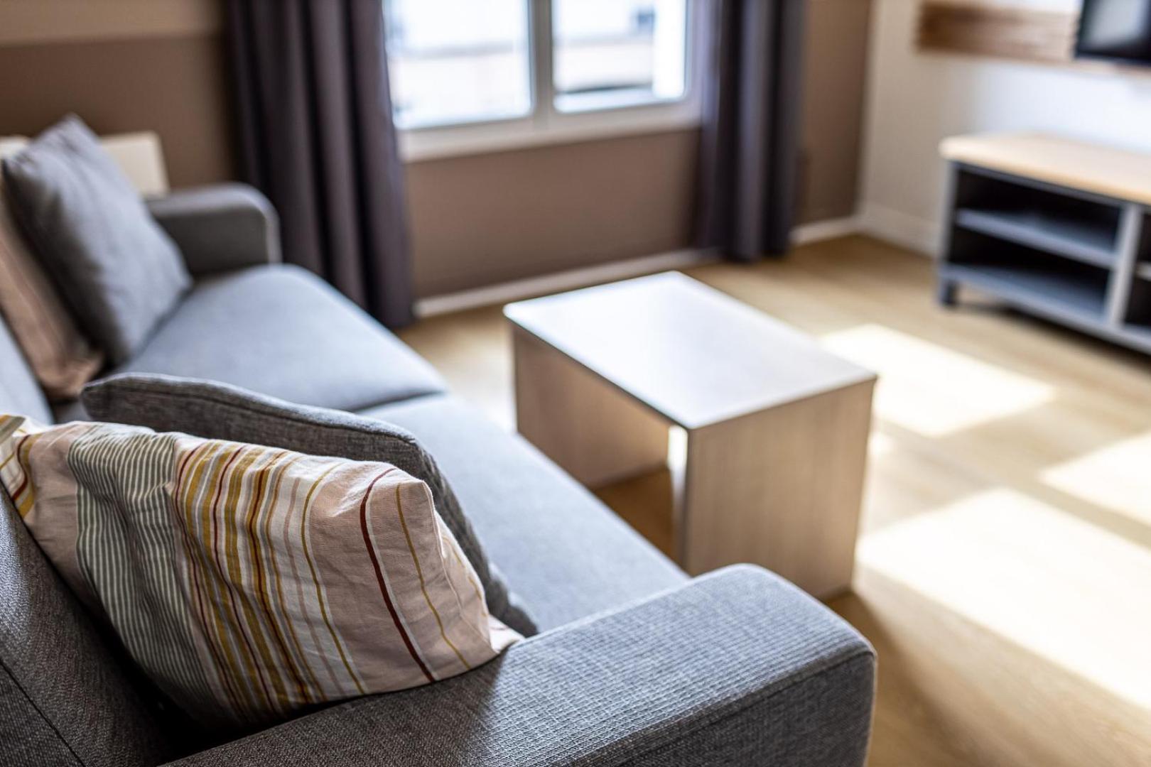 Disneyland Family Apartments: Heated Indoor Pool & Free Parking Apartment