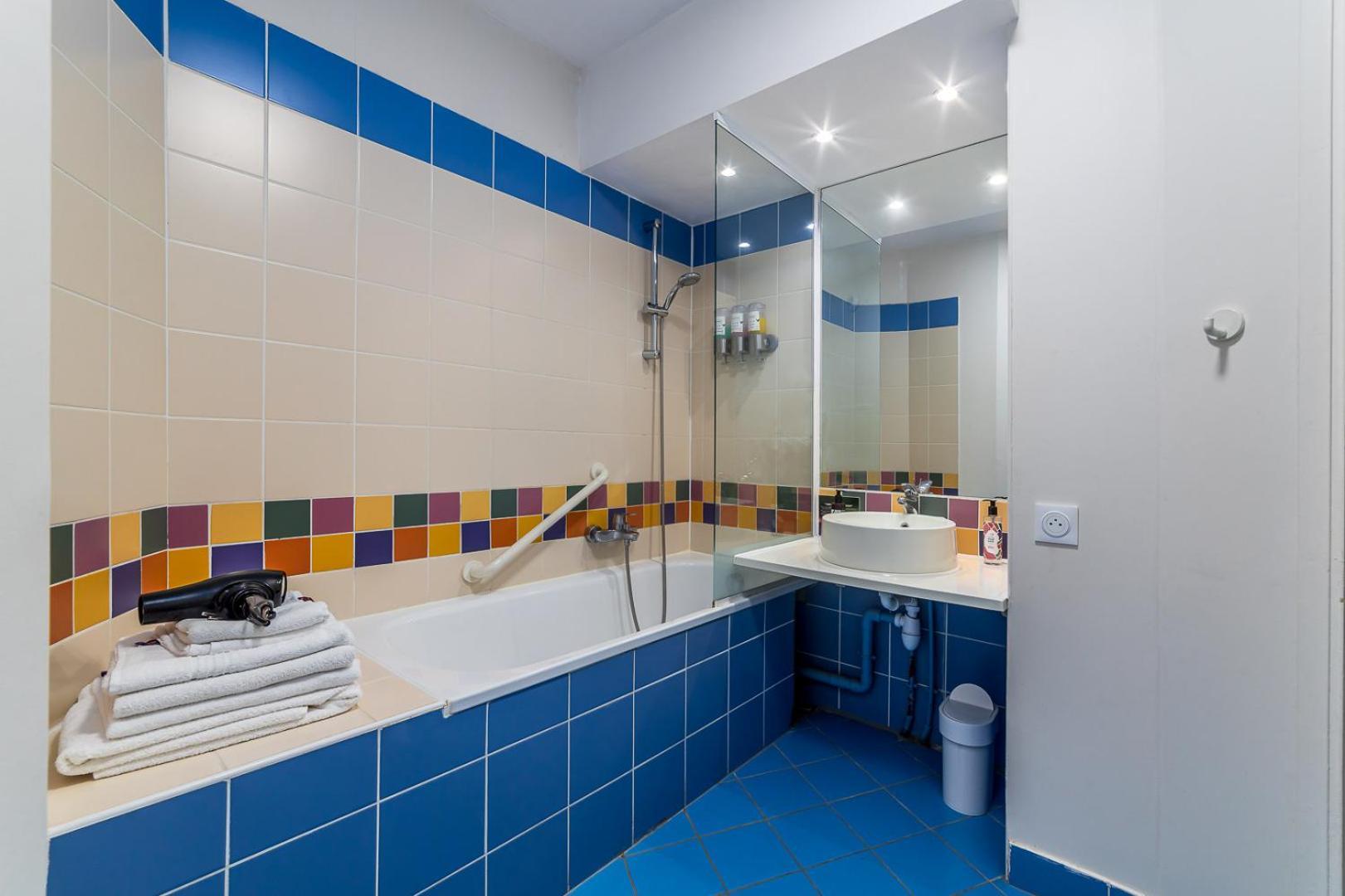 Apartment Disneyland Family Apartments: Heated Indoor Pool & Free Parking