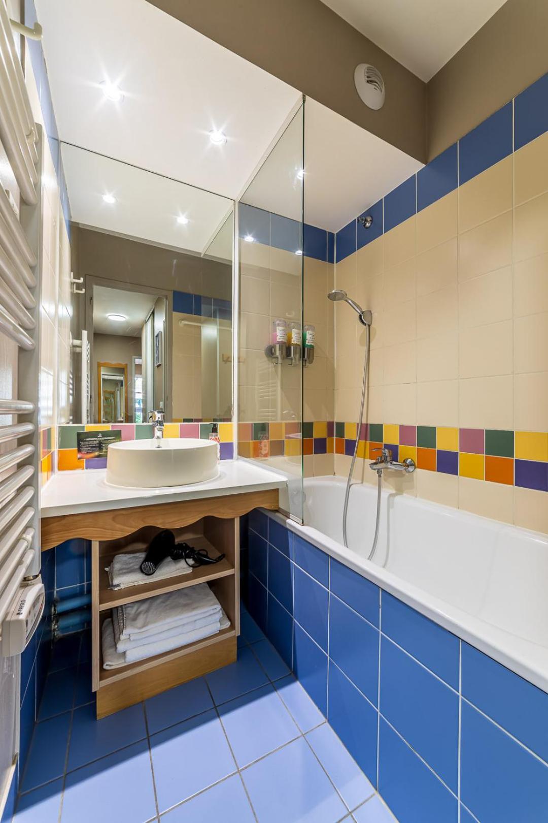 Apartment Disneyland Family Apartments: Heated Indoor Pool & Free Parking